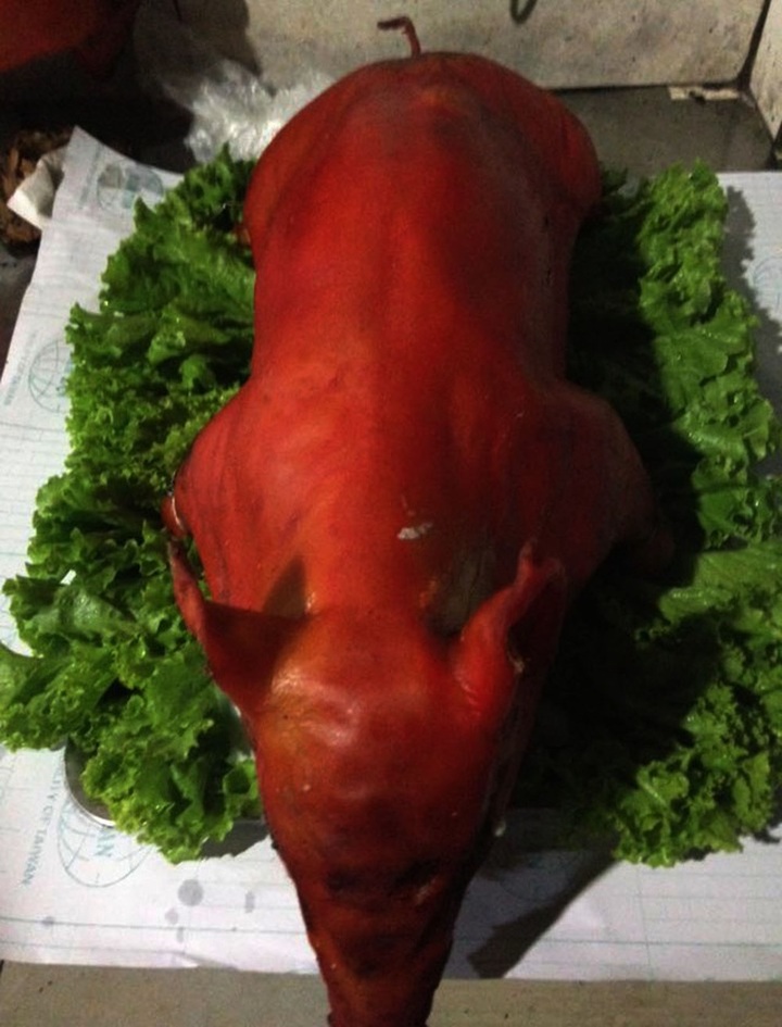 Ngày vía Thần Tài, khách xếp hàng từ 5 giờ sáng đợi lấy heo quay - 1