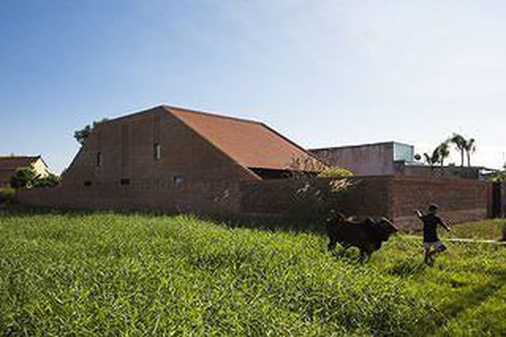 Ngôi nhà gạch ở Long An đẹp khó tin, nổi bật trên báo ngoại - 1