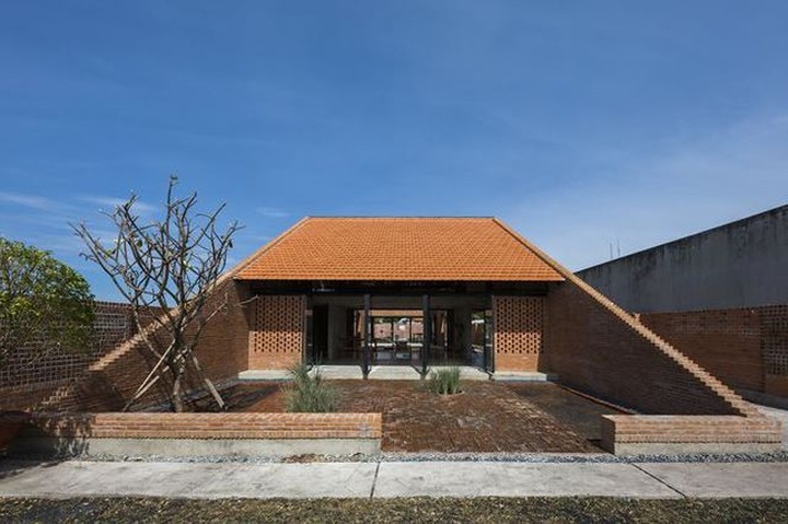 Ngôi nhà gạch ở Long An đẹp khó tin, nổi bật trên báo ngoại - 2