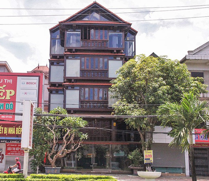 
Ngôi nhà được làm phần lớn bằng gỗ, bao gồm 5 tầng, trên diện tích rộng 10 mét và sâu 18m, án ngữ ngay trên quốc lộ 1A, khiến ai đi qua cũng phải trầm trồ, tấm tắc.
