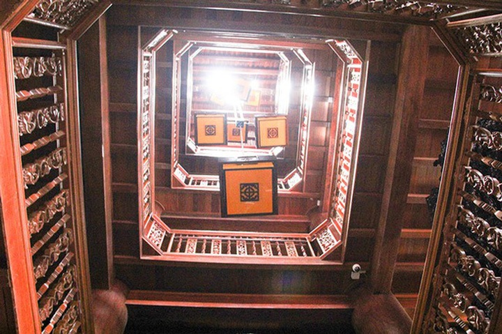 
Chủ nhân của ngôi nhà gỗ “độc nhất, vô nhị” ở Việt Nam là ông Nguyễn Văn Lân 73 tuổi. Trước đây, ông Lân là chủ một doanh nghiệp có tiếng ở Hà Tĩnh.
