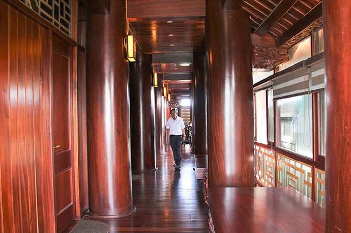 
Phía hành lang tầng 1.
