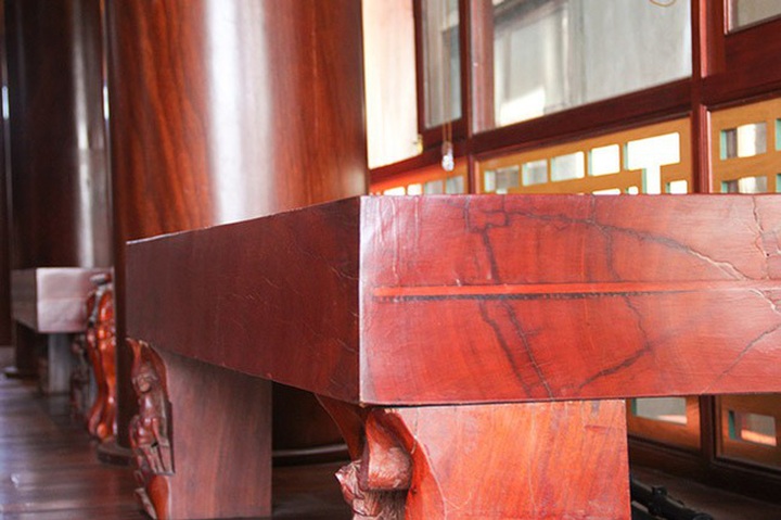 
Những phản gỗ được sắp đặt khá bắt mắt trong khuôn viên căn nhà.
