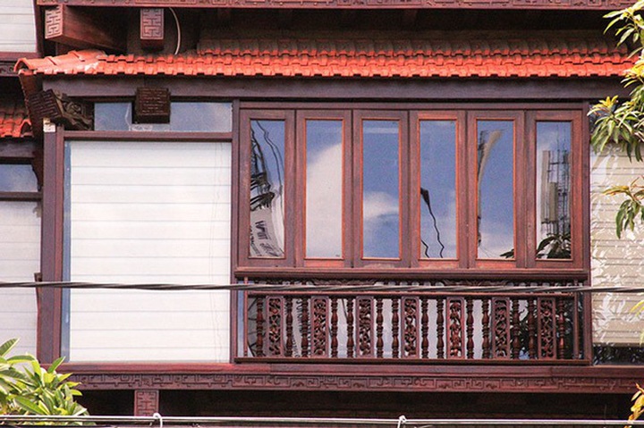 
Ngoài chất liệu gỗ, kính cũng là thứ vật liệu được gia chủ sử dụng.
