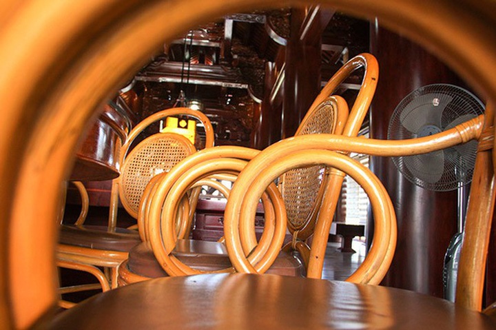 
Những chiếc ghế gỗ kết hợp từ cây song.
