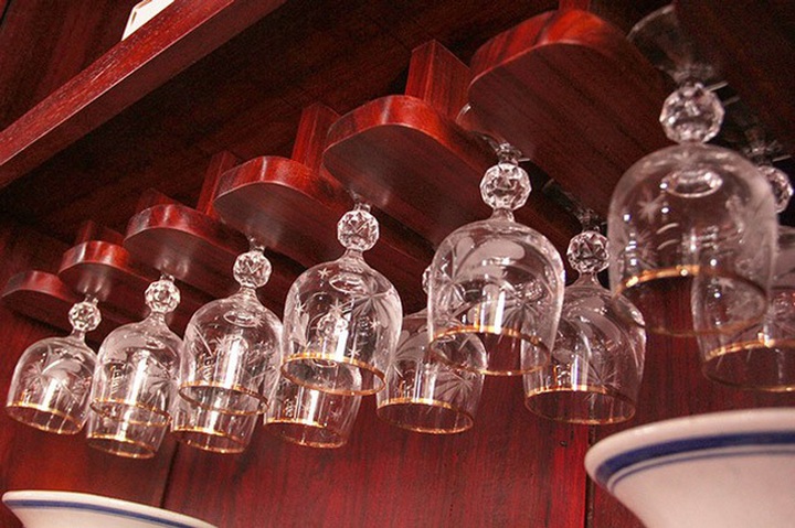 
Giá treo cốc cũng được làm bằng chất liệu gỗ.
