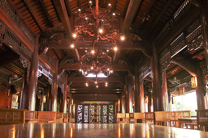 
Theo chia sẻ của gia chủ, tới đây ông sẽ dùng 3 tầng dưới vào việc kinh doanh, còn hai tầng trên phục vụ sinh hoạt cho gia đình.
