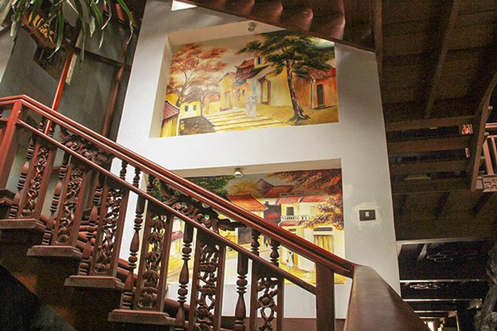 
Tại mỗi chiếu nghỉ ở cầu thang, gia chủ trang trí bằng những bức tranh sơn dầu về phong cảnh, đồng quê... tạo cho không gian ngôi nhà thêm sinh động.
