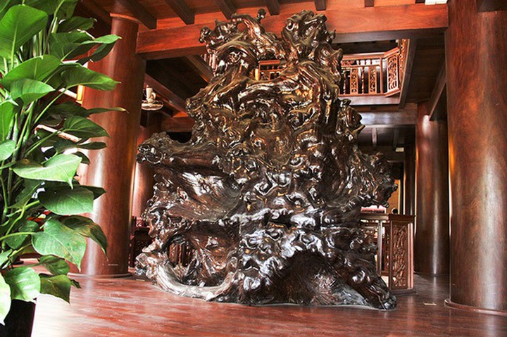 
Không gian thoáng đãng trên tầng 3 được bài trí bằng 1 bộ rễ cây Đinh hương cao tới 3m, rộng 2,8m. Được gia chủ bật mí, đây là gốc rễ có tuổi đời hàng trăm năm.
