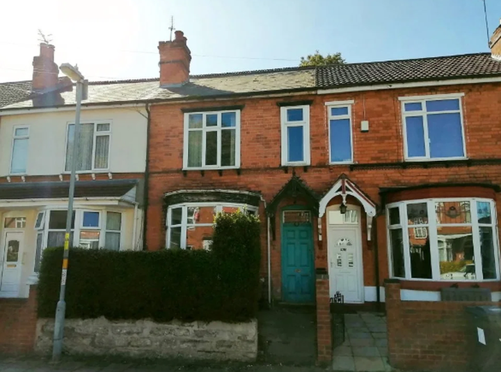 Ngôi nhà khủng khiếp treo 1 bảng Anh đã được bán với giá 180 nghìn bảng - 1