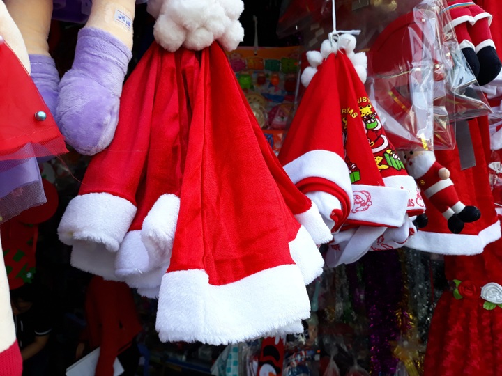 Người Đà Nẵng rủ nhau đi sắm đồ trang trí Giáng sinh - Ảnh 3.