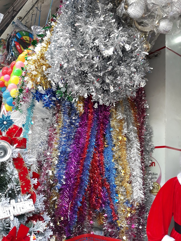 Người Đà Nẵng rủ nhau đi sắm đồ trang trí Giáng sinh - Ảnh 4.