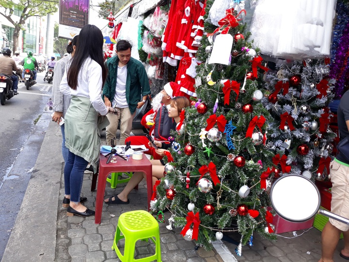 Người Đà Nẵng rủ nhau đi sắm đồ trang trí Giáng sinh - Ảnh 5.