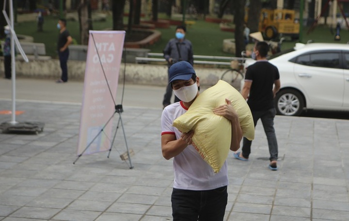 Người dân Hà Nội ùn ùn chở gạo tới góp sức ATM gạo - 2