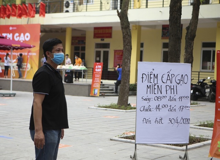 Người dân Hà Nội ùn ùn chở gạo tới góp sức ATM gạo - 11