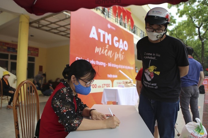 Người dân Hà Nội ùn ùn chở gạo tới góp sức ATM gạo - 3