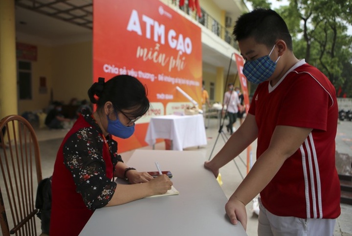 Người dân Hà Nội ùn ùn chở gạo tới góp sức ATM gạo - 4