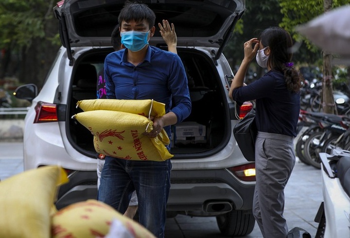Người dân Hà Nội ùn ùn chở gạo tới góp sức ATM gạo - 5