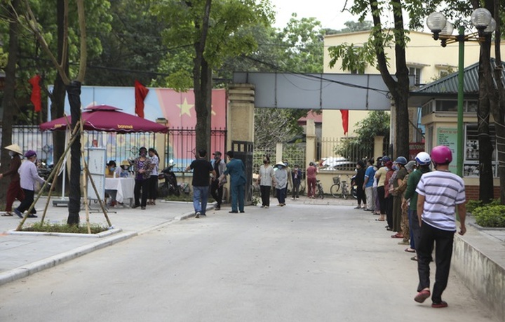 Người dân Hà Nội ùn ùn chở gạo tới góp sức ATM gạo - 8