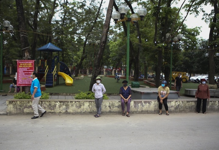 Người dân Hà Nội ùn ùn chở gạo tới góp sức ATM gạo - 10