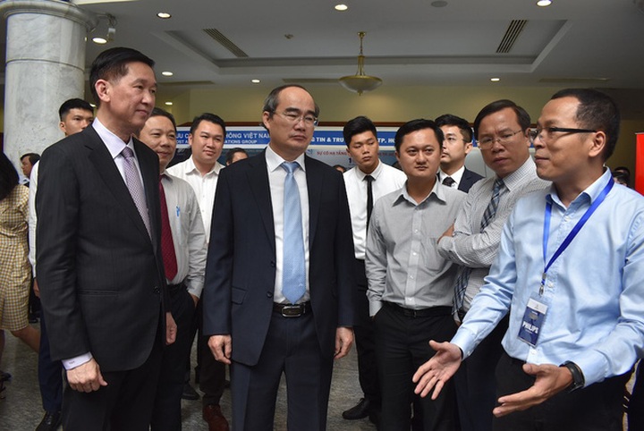 Bí thư Nguyễn Thiện Nhân (giữa), Phó Chủ tịch UBND TPHCM Trần Vĩnh Tuyến tham quan triển lãm công nghệ