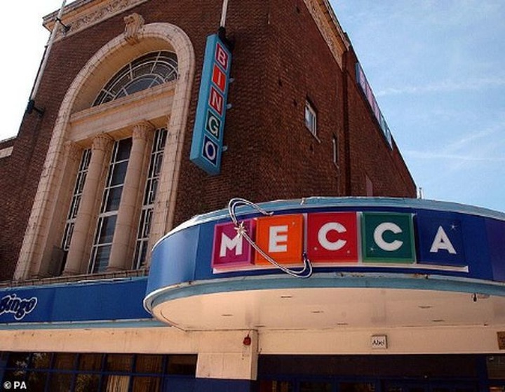 Người phụ nữ bất ngờ thành triệu phú sau 2 lần “sốc” vì trúng số độc đắc - 1