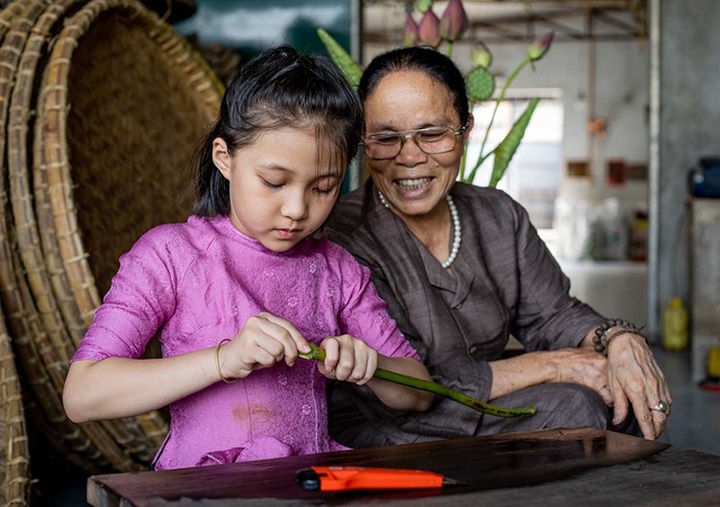 Người phụ nữ khiến sen nhả ra ngọc dệt thành khăn giá 10 triệu đồng/chiếc - 12