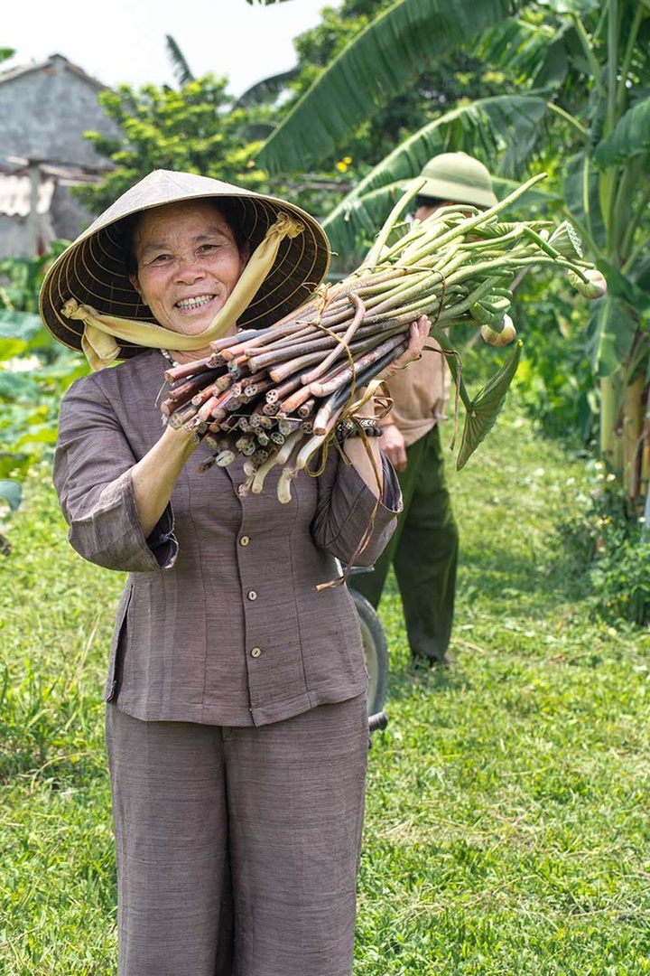 Người phụ nữ khiến sen nhả ra ngọc dệt thành khăn giá 10 triệu đồng/chiếc - 6