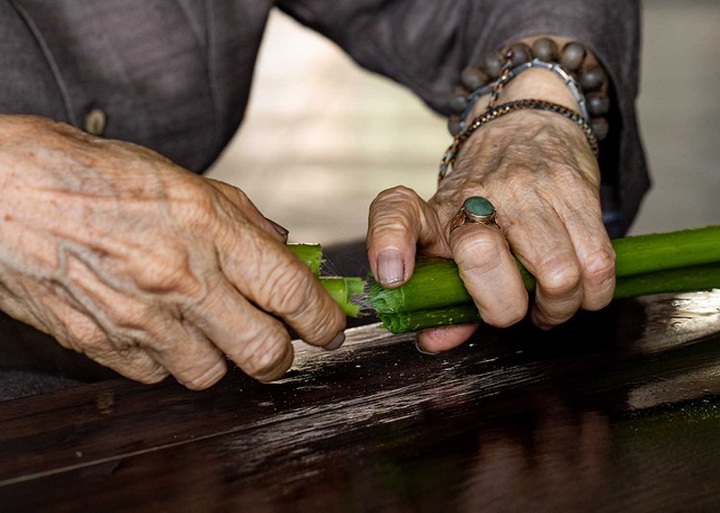 Người phụ nữ khiến sen nhả ra ngọc dệt thành khăn giá 10 triệu đồng/chiếc - 7