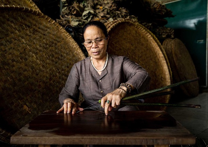 Người phụ nữ khiến sen nhả ra ngọc dệt thành khăn giá 10 triệu đồng/chiếc - 9