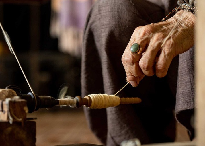 Người phụ nữ khiến sen nhả ra ngọc dệt thành khăn giá 10 triệu đồng/chiếc - 10