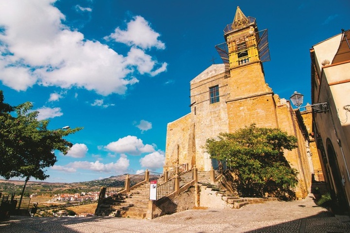 Người Trung Quốc đổ xô đến mua nhà ở Sicily, Ý không chỉ vì giá 1 euro - 1