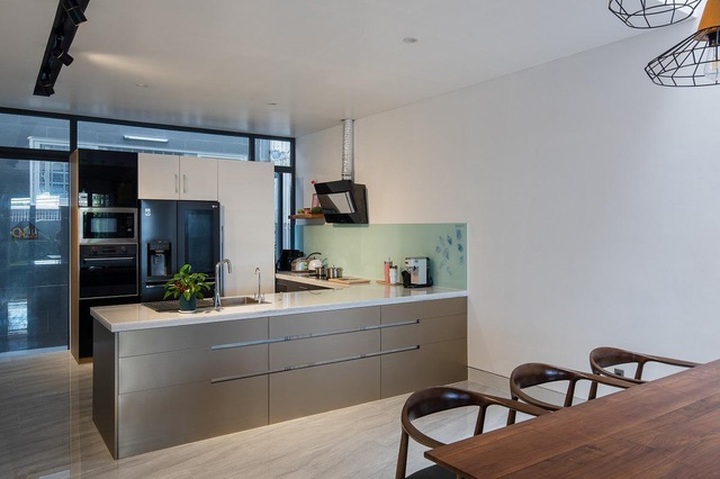 Nhà cũ bí bách ở Kiên Giang lột xác bằng cách... cắt đôi không gian - 8