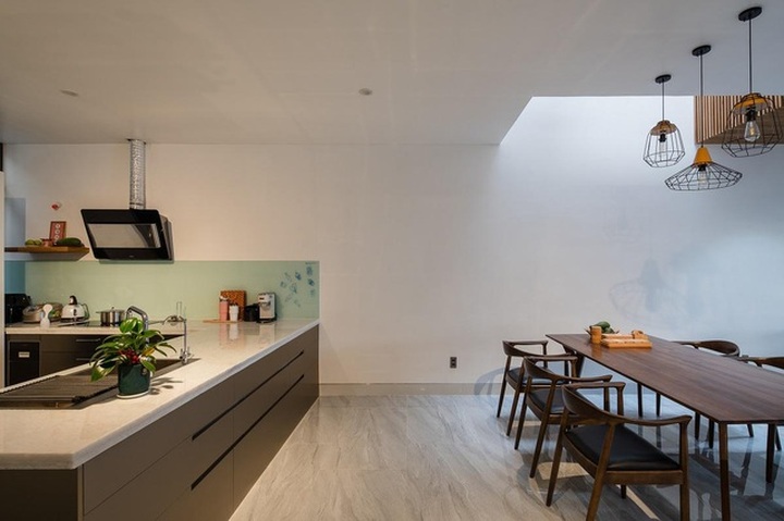 Nhà cũ bí bách ở Kiên Giang lột xác bằng cách... cắt đôi không gian - 9