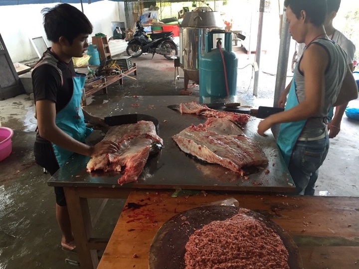 Nhà giàu Việt chi trăm triệu đồng mua cá song vang nặng cả tạ về... ăn gỏi - 2