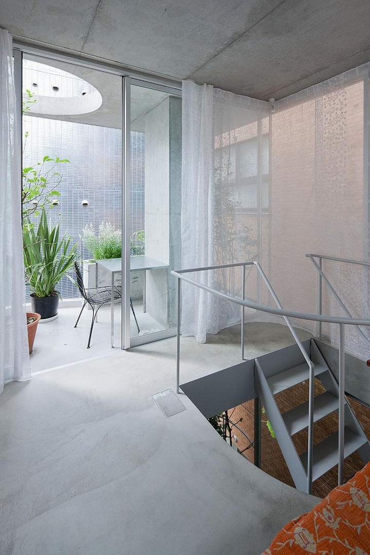 Nhà lạ không tường chỉ kéo rèm của 2 nữ biên tập viên giữa thành phố - 6