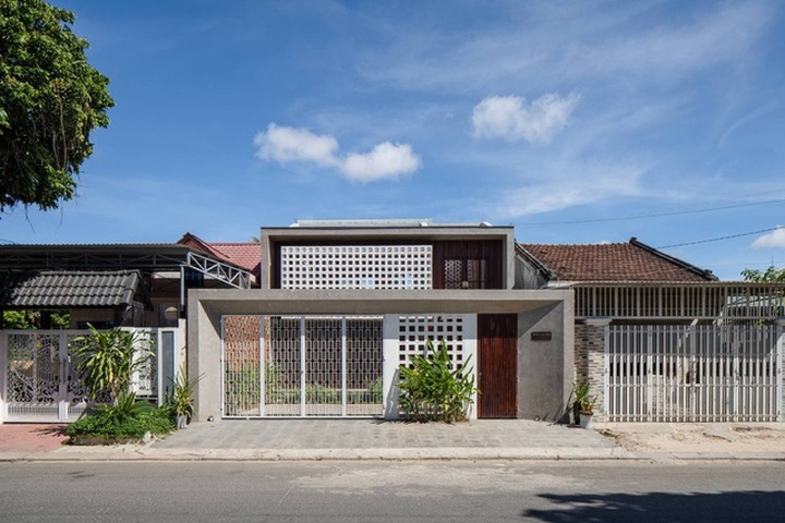 Nhà phố biết làm mát, cản khói bụi bằng gạch đá, gỗ ấn tượng ở Kon Tum - 1