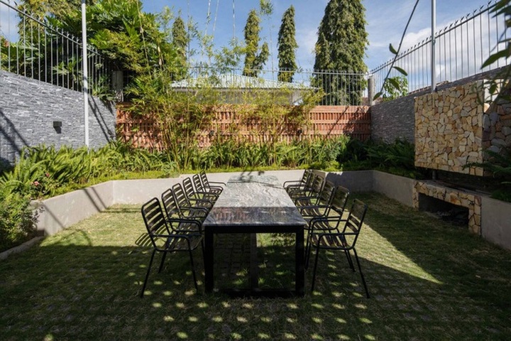 Nhà phố biết làm mát, cản khói bụi bằng gạch đá, gỗ ấn tượng ở Kon Tum - 11