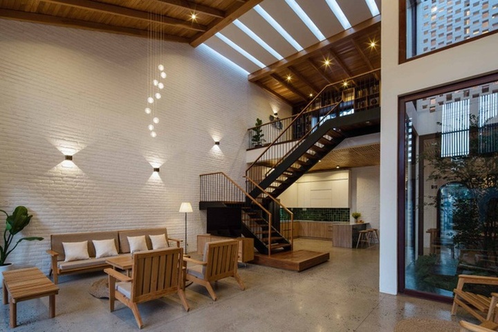 Nhà phố biết làm mát, cản khói bụi bằng gạch đá, gỗ ấn tượng ở Kon Tum - 3