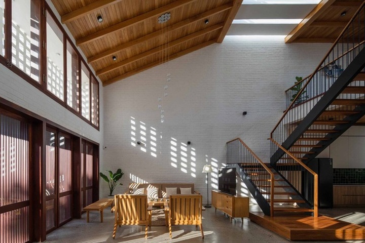 Nhà phố biết làm mát, cản khói bụi bằng gạch đá, gỗ ấn tượng ở Kon Tum - 4