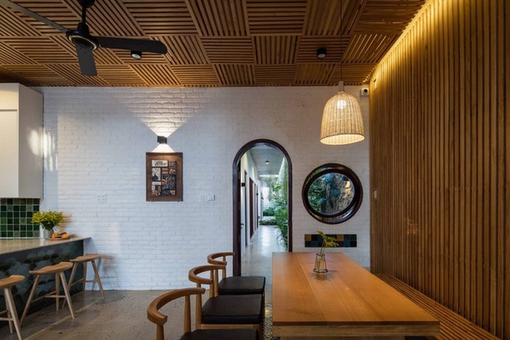 Nhà phố biết làm mát, cản khói bụi bằng gạch đá, gỗ ấn tượng ở Kon Tum - 8