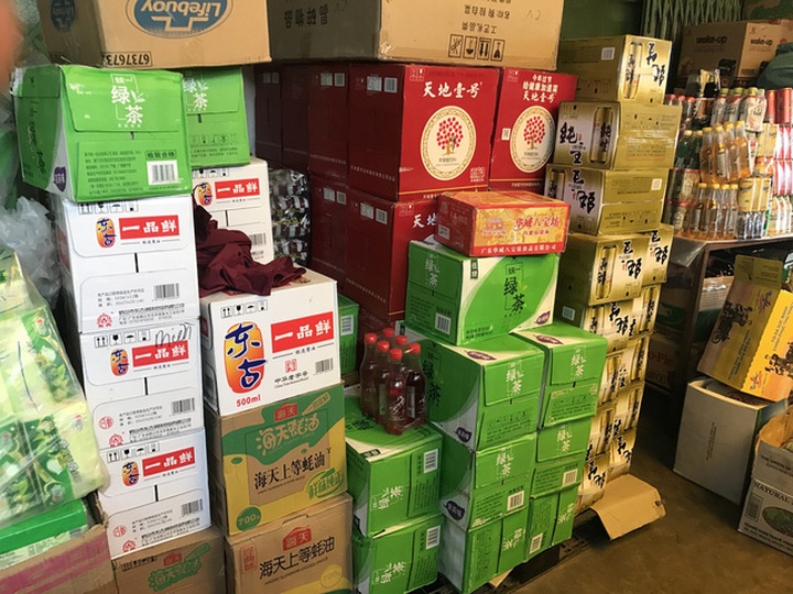 Những vỏ thùng sữa chua nhập lậu từ Trung Quốc ở cửa hàng tạp hóa