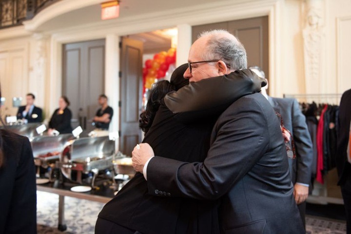 Nhân viên công ty bất ngờ và xúc động khi nhận được món quà từ ông Mark. (Nguồn: Bayada Home Health Care)