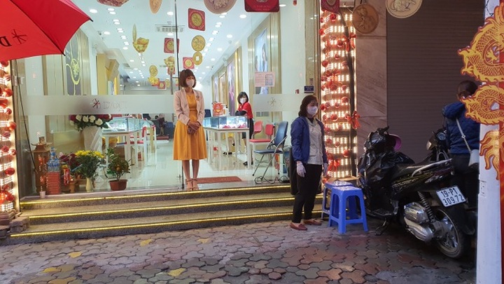 Nhân viên phố vàng ngồi lướt điện thoại, người trông xe cả sáng được 2 chiếc - 5