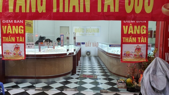 Nhân viên phố vàng ngồi lướt điện thoại, người trông xe cả sáng được 2 chiếc - 6