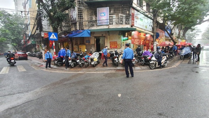 Nhân viên phố vàng ngồi lướt điện thoại, người trông xe cả sáng được 2 chiếc - 7