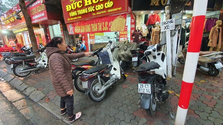 Nhân viên phố vàng ngồi lướt điện thoại, người trông xe cả sáng được 2 chiếc - 10