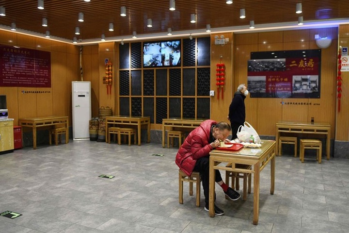 Nhiễm Covid-19 vẫn lén bán hàng, chủ quán bị phạt tù - 2