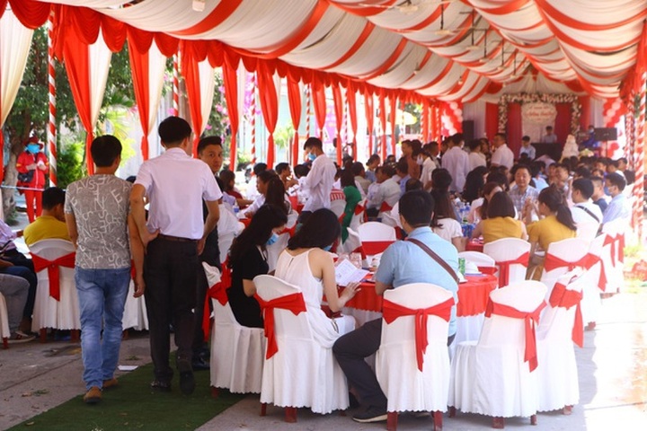 Nhiều địa phương đóng cửa dịch vụ giải trí, kêu gọi người dân ở nhà - 5