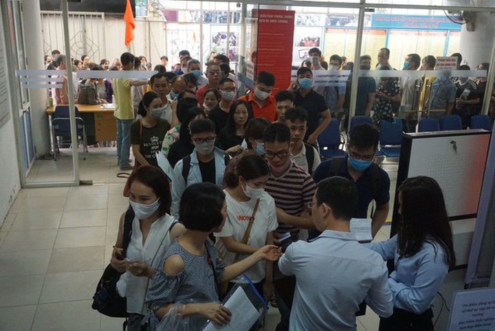 Nhiều lao động thất nghiệp ngần ngại chuyển đổi nghề - 1